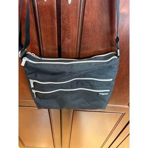 Baggallini Black Nylon Crossbody with 4 Zipper Pockets Excellent Condition